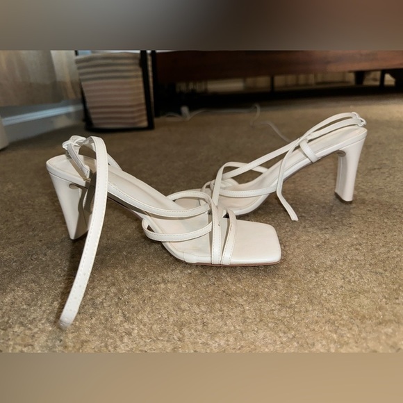 Hello Molly White Strappy Heels 7.5 - Picture 6 of 7